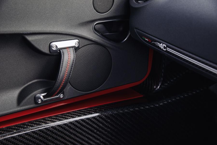 Детали интерьера Alfa Romeo 4C Launch Edition (960) 2015 года  (AU) (фото 6 из 40)